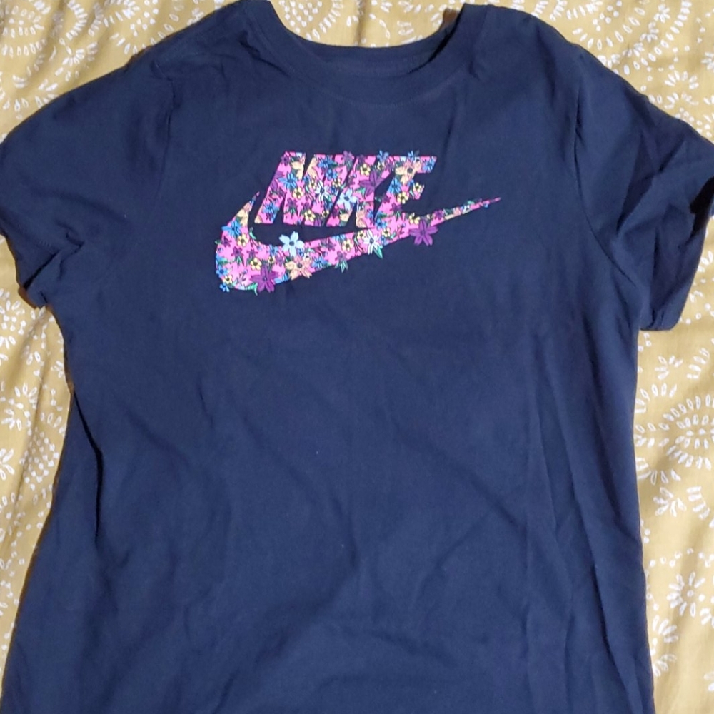 Nike girls tee